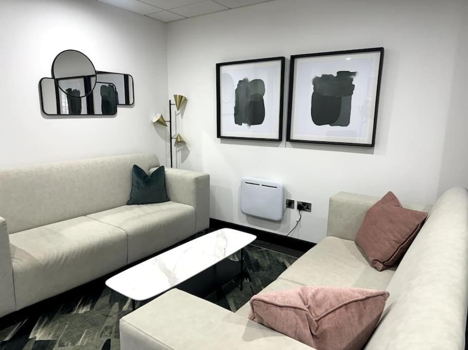 Luxury Oaks Suite, Free Private Parking, 2 Bed 2 Bathroom Apartment, Central Solihull Birmingam Exterior foto